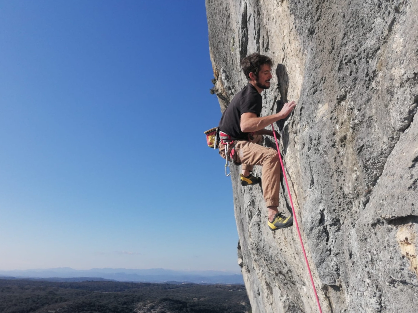 Escalade en falaise dans les Hautes-Alpes